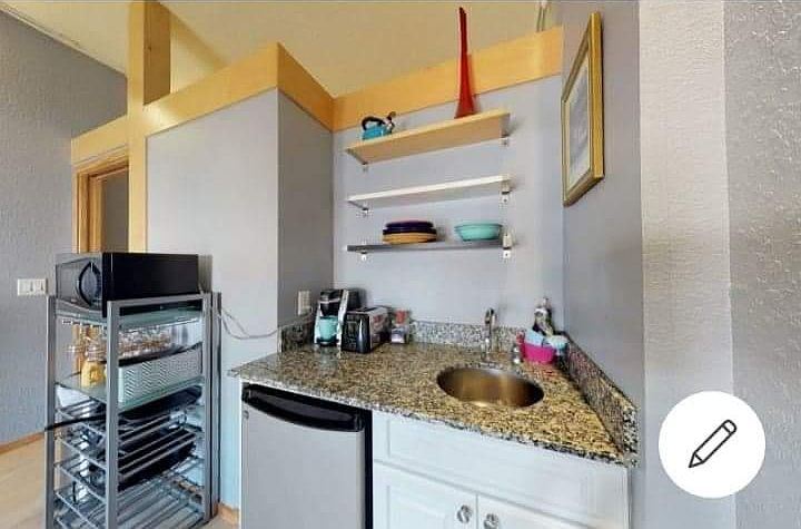 Kitchenette, microwave, coffee pot, single hot plate.