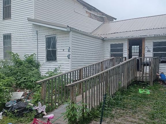 4th image of 903 Woodward St