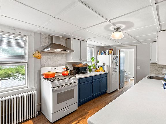 Kitchen with marble backsplash