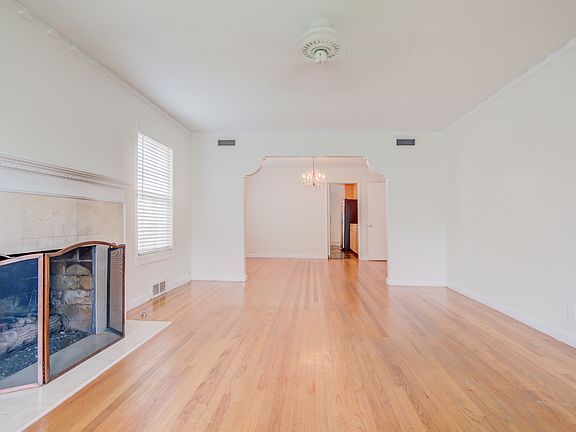 3rd image of 6307 Kenwood Ave