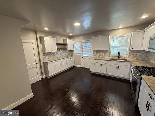 3 bed, 2.0 bath, 1024 sqft, $2,200 — Photo 3