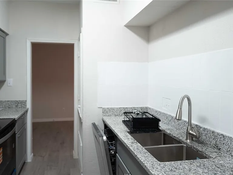 400 Nagle St #105 — Photo 5