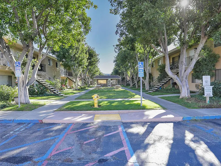 Mission Villa Apartments — Photo 6