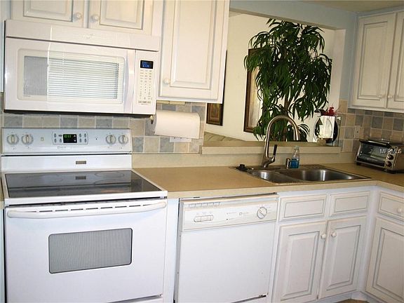 3rd image of 27 Windrush Bay Dr