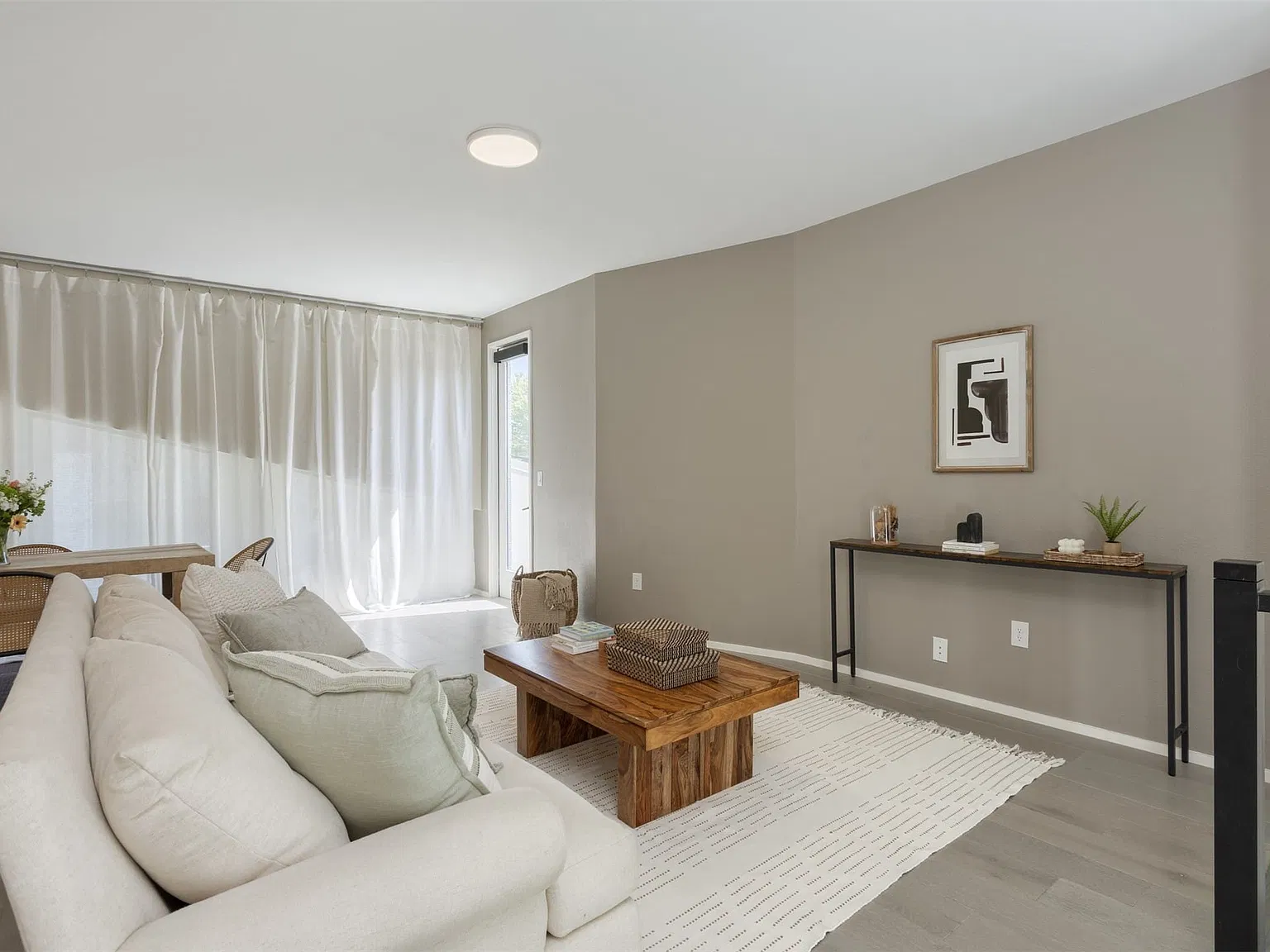 3 bed, 3.0 bath, 2351 sqft, $3,400 — Photo 4
