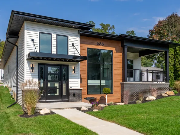 686 Jones Ct, Bettendorf, IA 52722