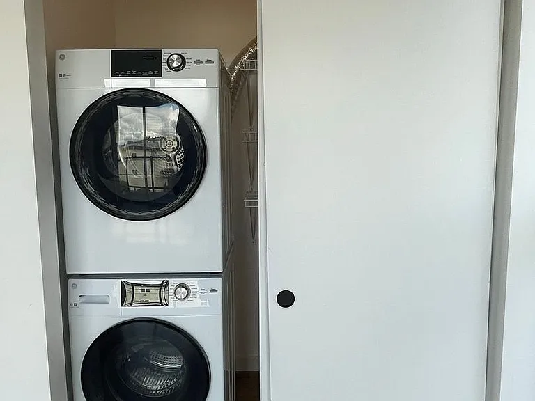 Welcome to Lakeview! - Live in Luxury & Style in the heart of Eastlake — Photo 22