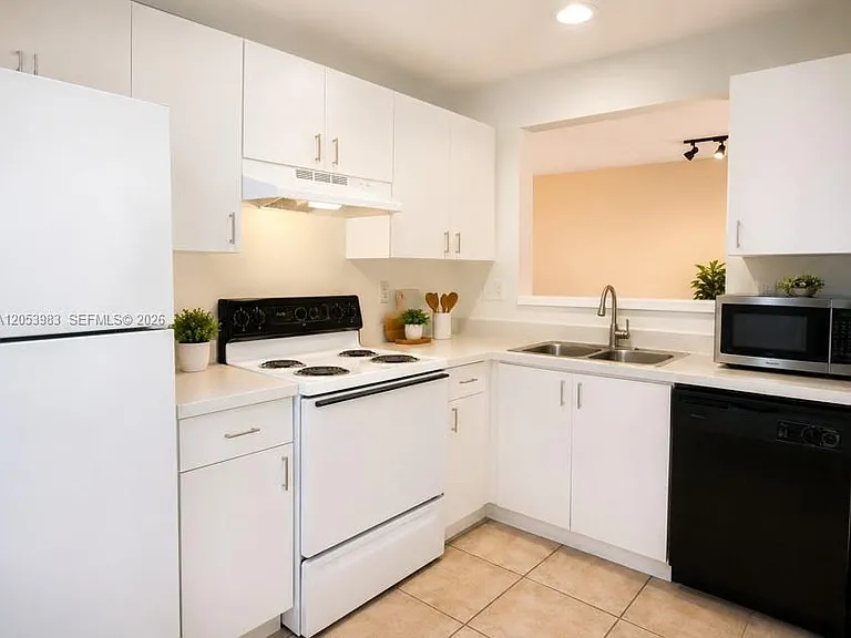 15721 SW 137th Ave #204 — Photo 3