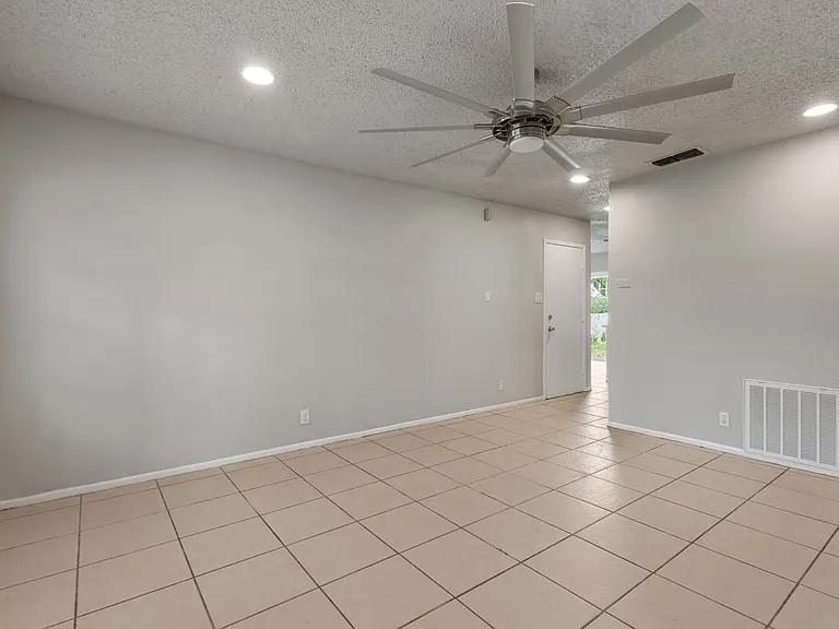 6618 Swiss Oaks Dr — Photo 5