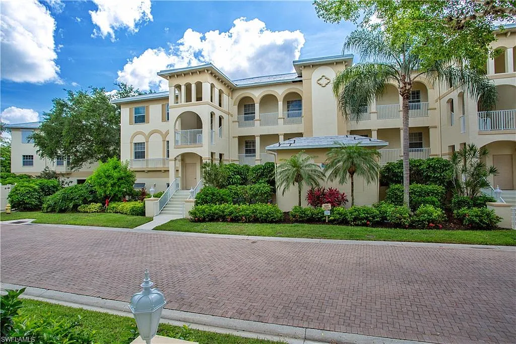 3 bed, 2.5 bath, 1900 sqft, $10,000 — Photo 2