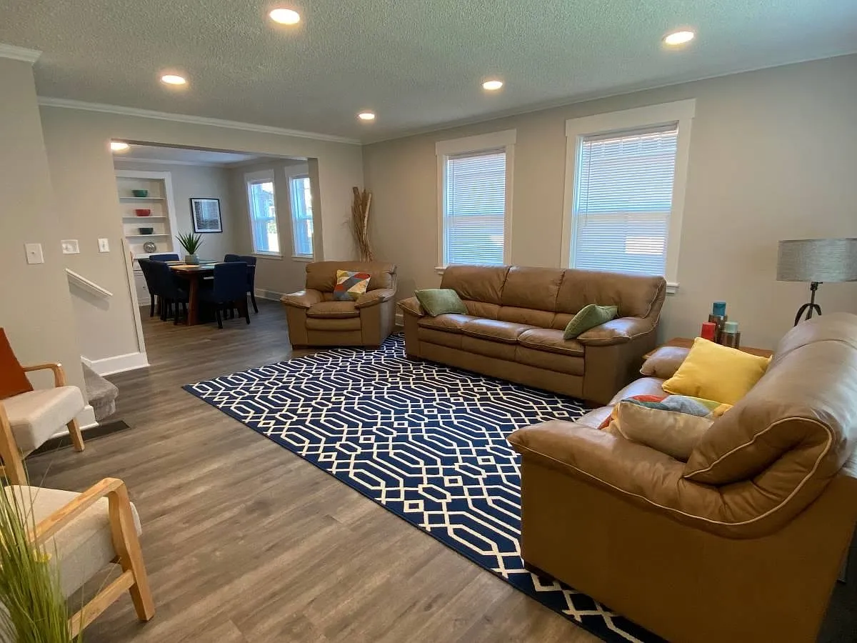 6 bed, $3,600 — Photo 2