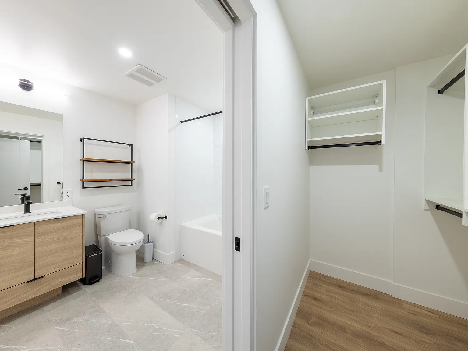 Plaxton Cres, Abbotsford — Photo 1
