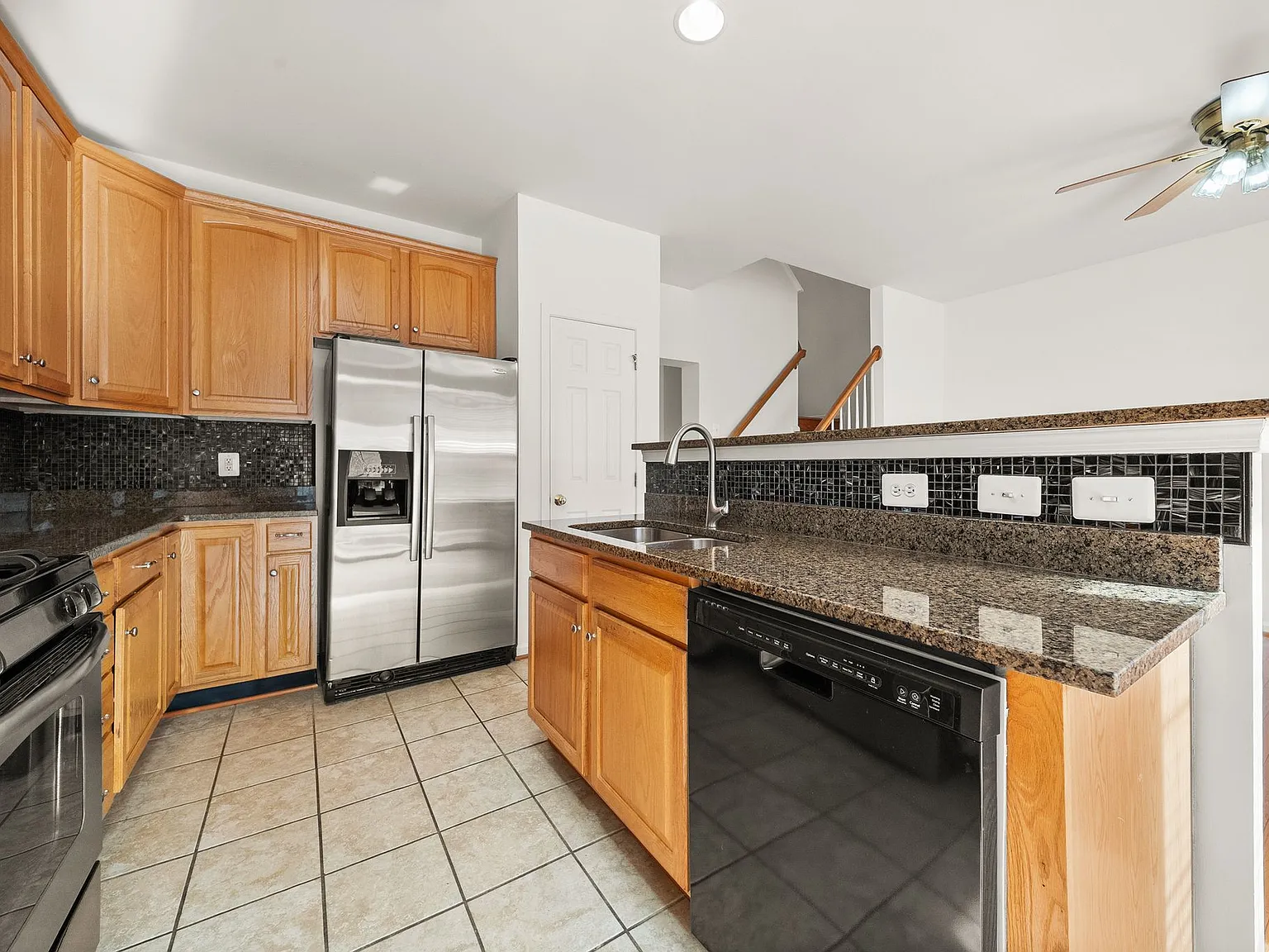 3 bed, 2301 sqft, $3,200 — Photo 4