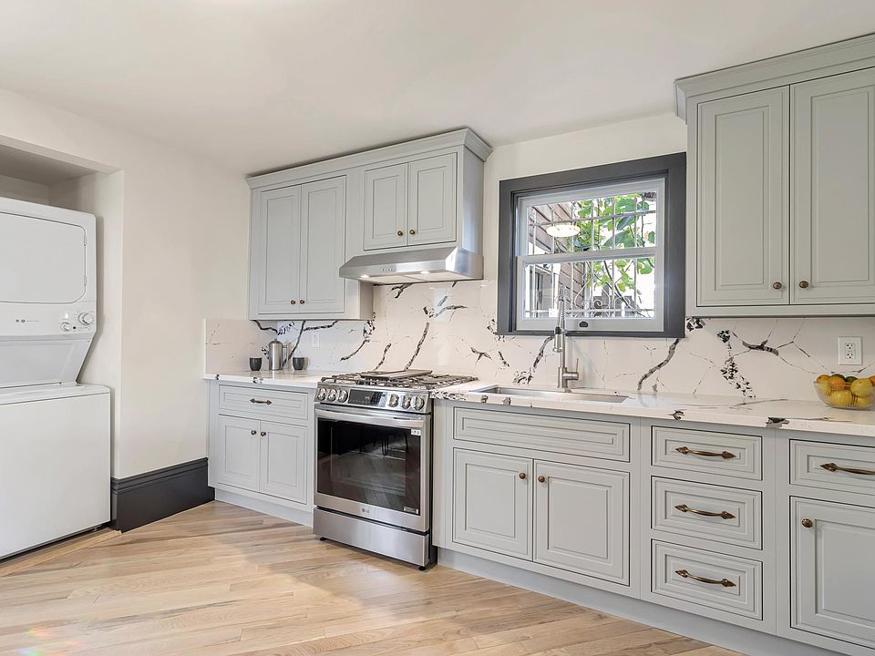 Brand new kitchen. Real quartz countertops and backsplash. 

Brand new LG gas oven with smart tech and air fryer.

In unit washer and dryer.

Brand new hardwood cabinets with soft close hinges. 

Massive stainless steal sink with sprayer faucet.