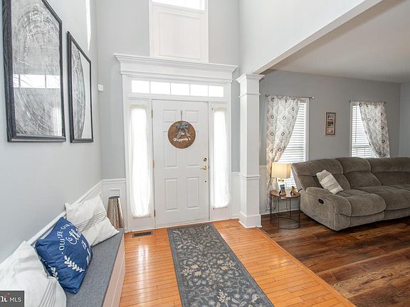 4th image of 358 E Armstrong Dr