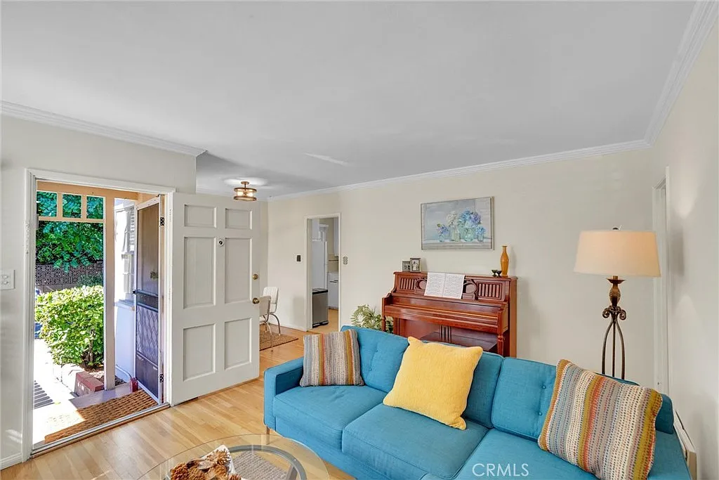 2 bed, 850 sqft, $3,400 — Photo 2