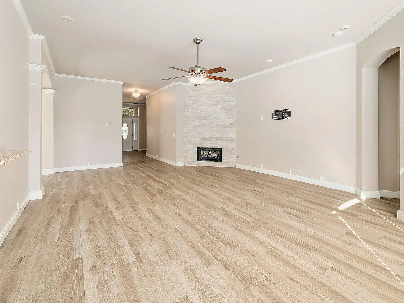 3 bed, 2.0 bath, 2269 sqft, $2,500 — Photo 4