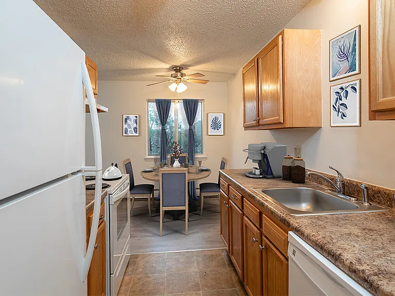 Knollwood Manor Apartment Homes — Photo 4
