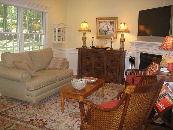 FAMILY ROOM WITH GAS FIREPLACE