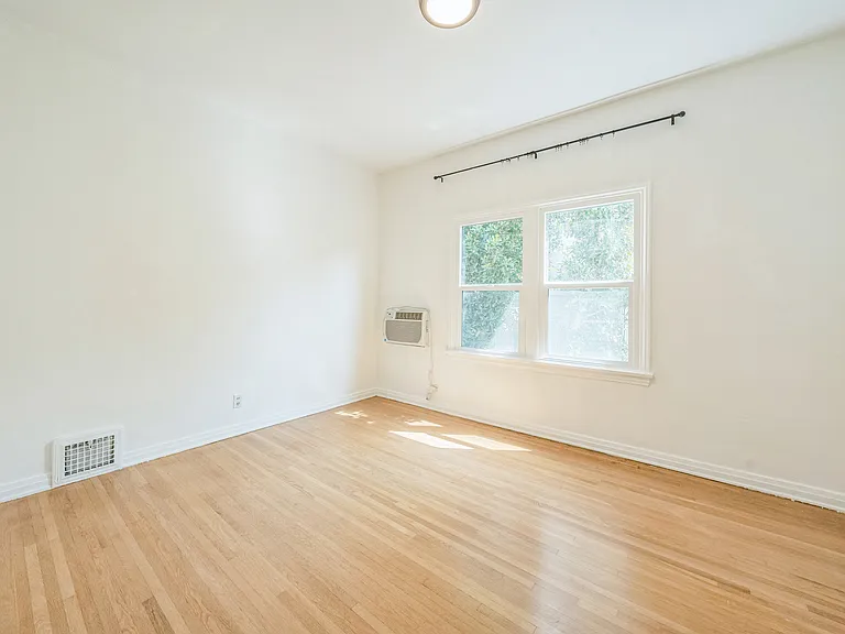 350 1/2 N Sierra Bonita Ave — Photo 16