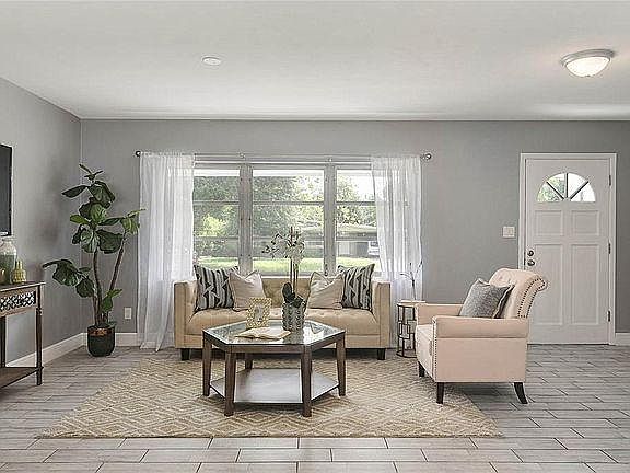 2nd image of 2121 Oakhurst Ave