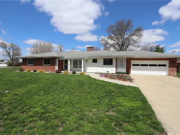 404 Crestmore Ave, Mattoon, IL 61938