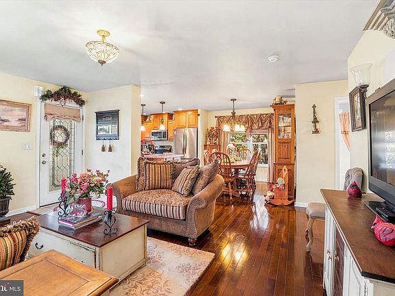 3rd image of 308 Meadow Ct