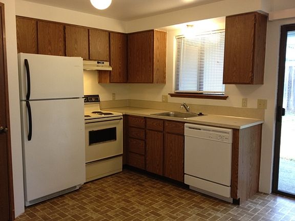 2nd image of 410 NE Izett St APT 106