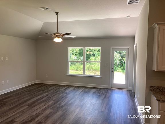 3rd image of 696 Mayflower Dr