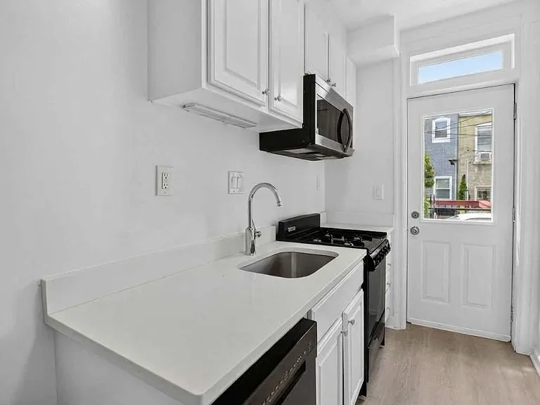 766 Hobart Pl NW — Photo 2