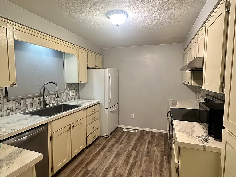 219 Thayer Dr — Photo 24