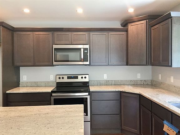 5th image of 213 Sanford St