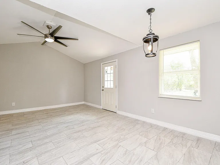 5811 Greencraig Dr — Photo 10