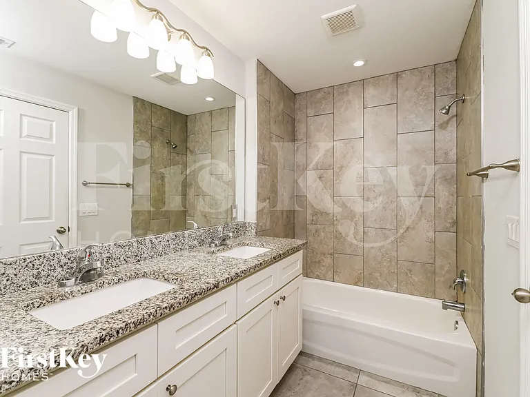 912 SW Trafalgar Pkwy — Photo 10