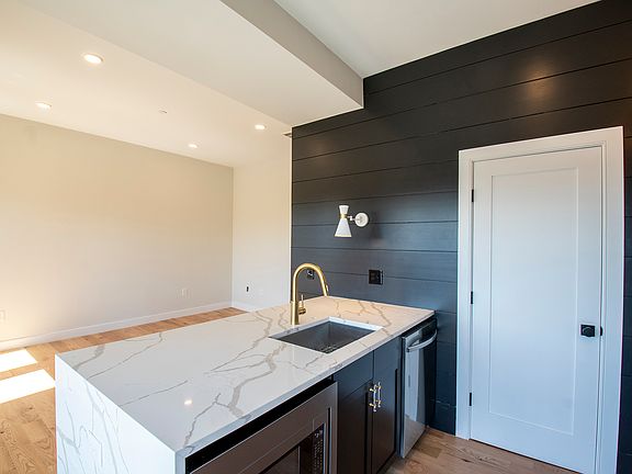 5th image of 275 Webster St #3