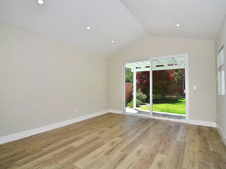 22446 Berdon St — Photo 11