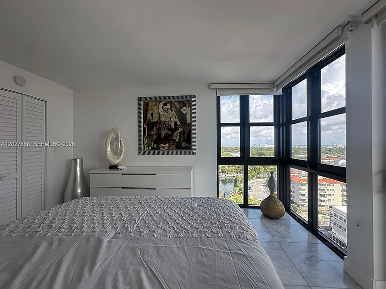2555 Collins Ave #1400 — Photo 14