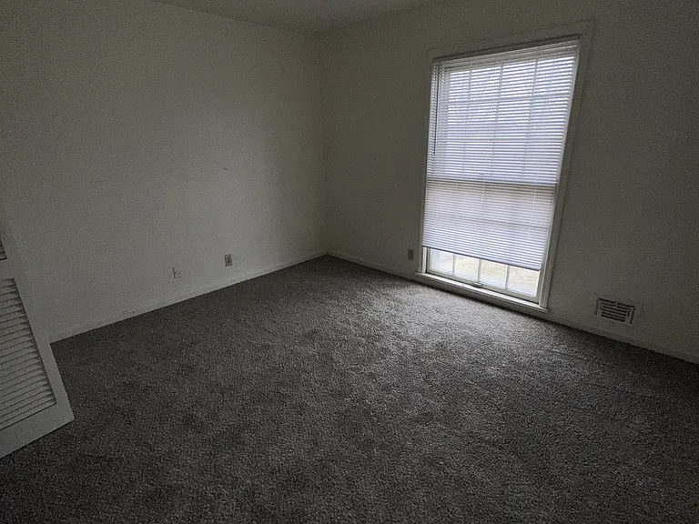 1801 Bashford Manor Ln — Photo 2