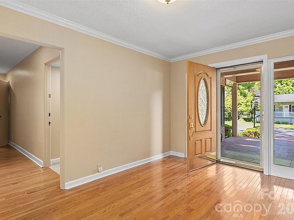 4th image of 142 Country Club Dr