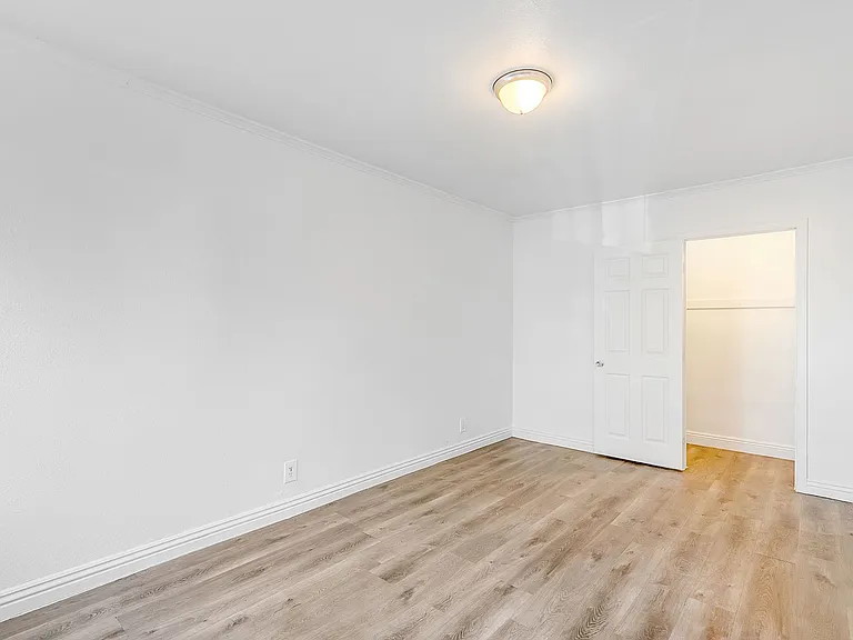 11901 S San Pedro St — Photo 14