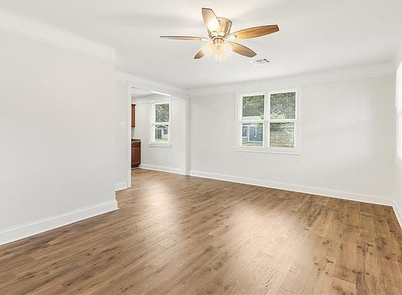 5th image of 589 Grove Ave