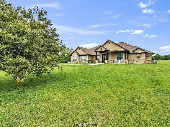 3rd image of 13587 Suzanne Pl