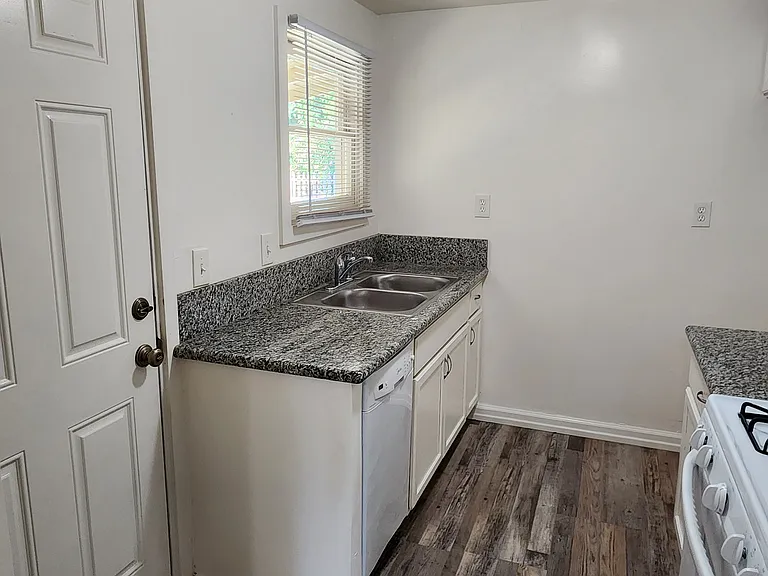 1218 S Watson St — Photo 14