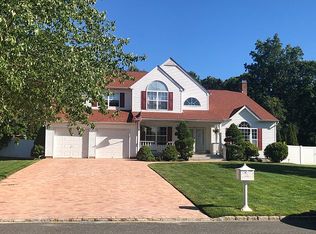 15 Hartsdale St, Saint James, NY 11780