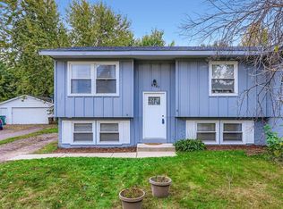 6783 8th St N, Oakdale, MN 55128
