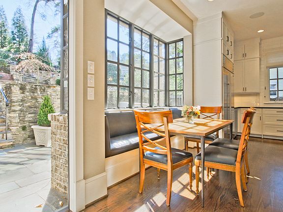 Breakfast room, outdoors