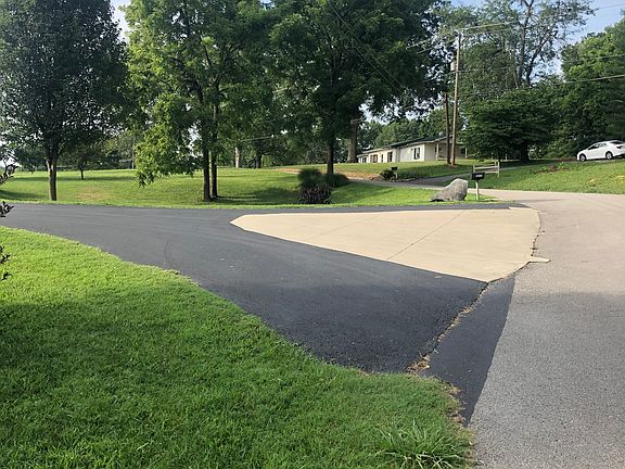 4th image of 1071 Lakeview Dr