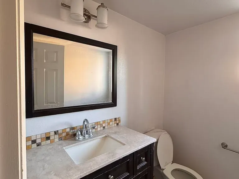 2512 Overland Ave — Photo 8