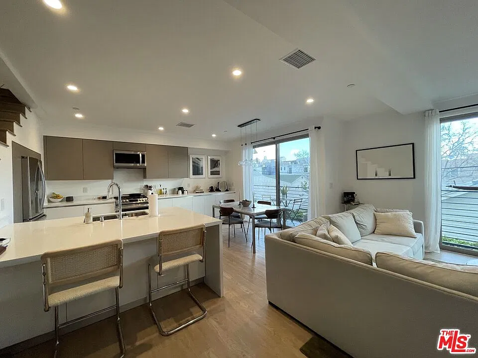 3 bed, 2.5 bath, 1600 sqft, $5,495 — Photo 4