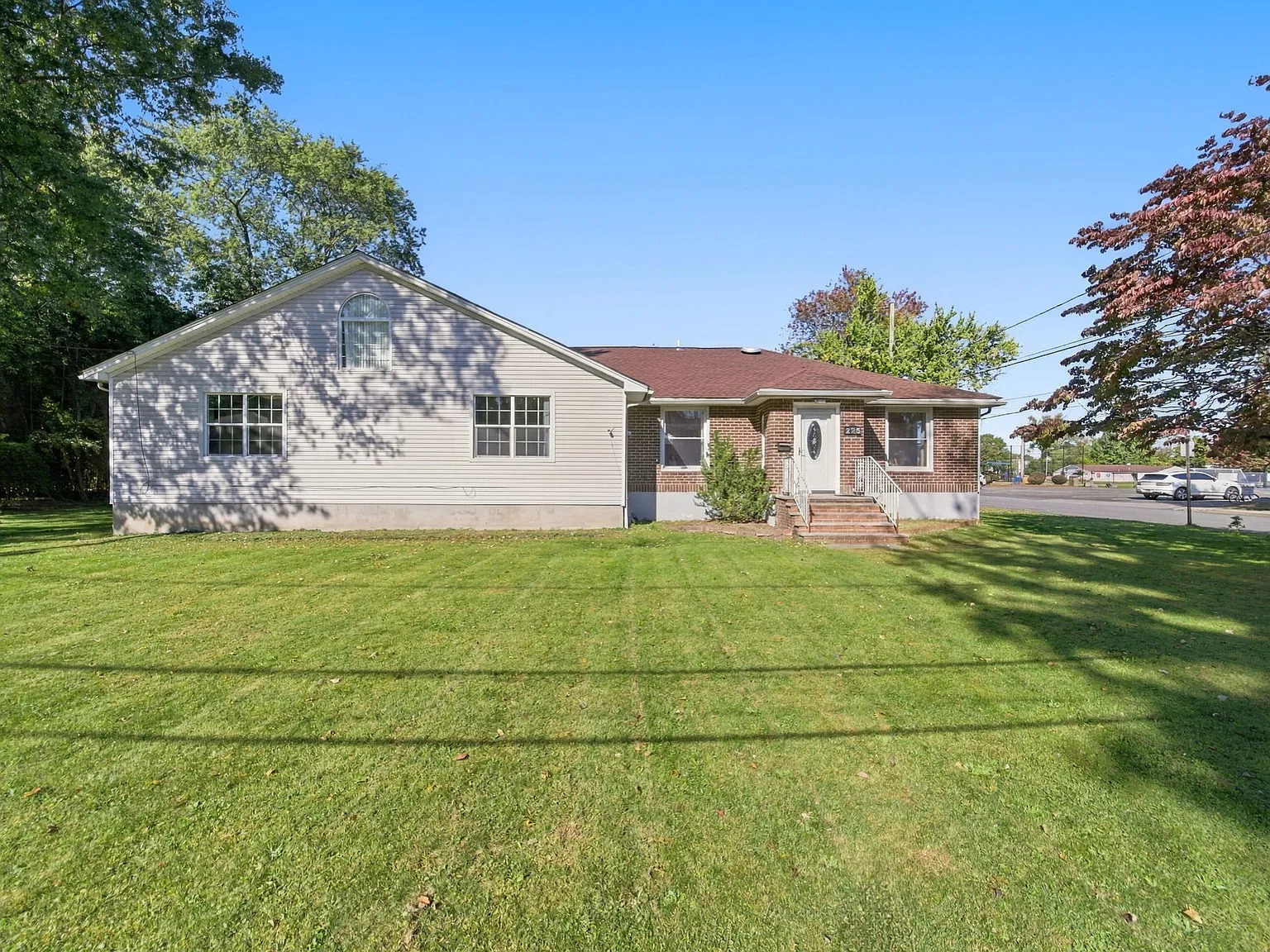 4 bed, 2500 sqft, $4,400 — Photo 3
